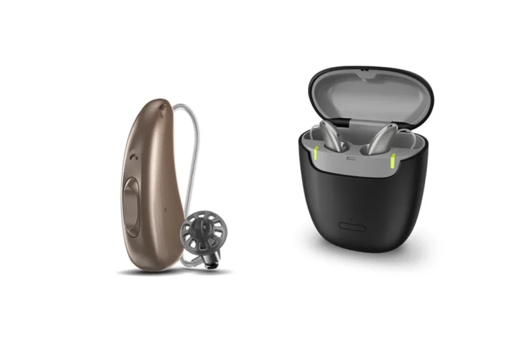 Afbeelding van een enkel modern hoortoestel aan de linkerkant en een open zwarte oplaadcase met twee hoortoestellen aan de rechterkant.